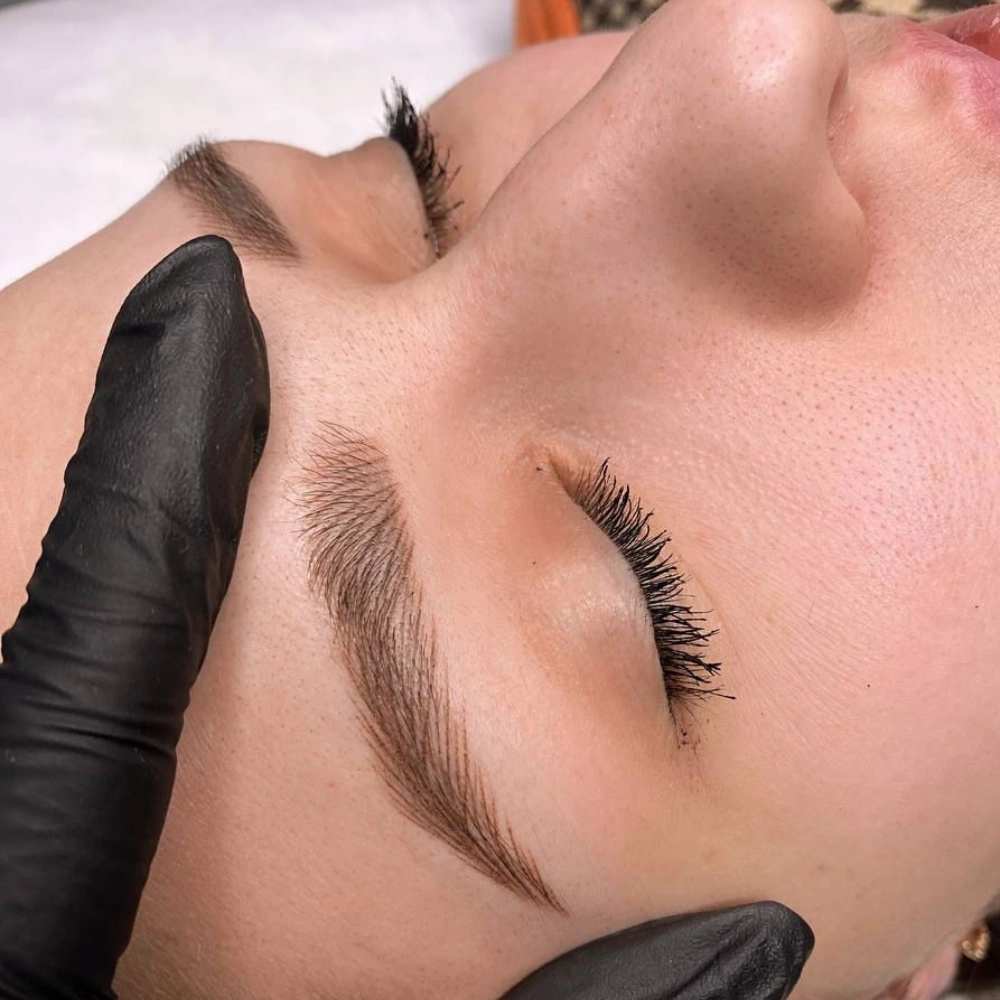 Fotografía de un tratamiento de cejas con microblading
