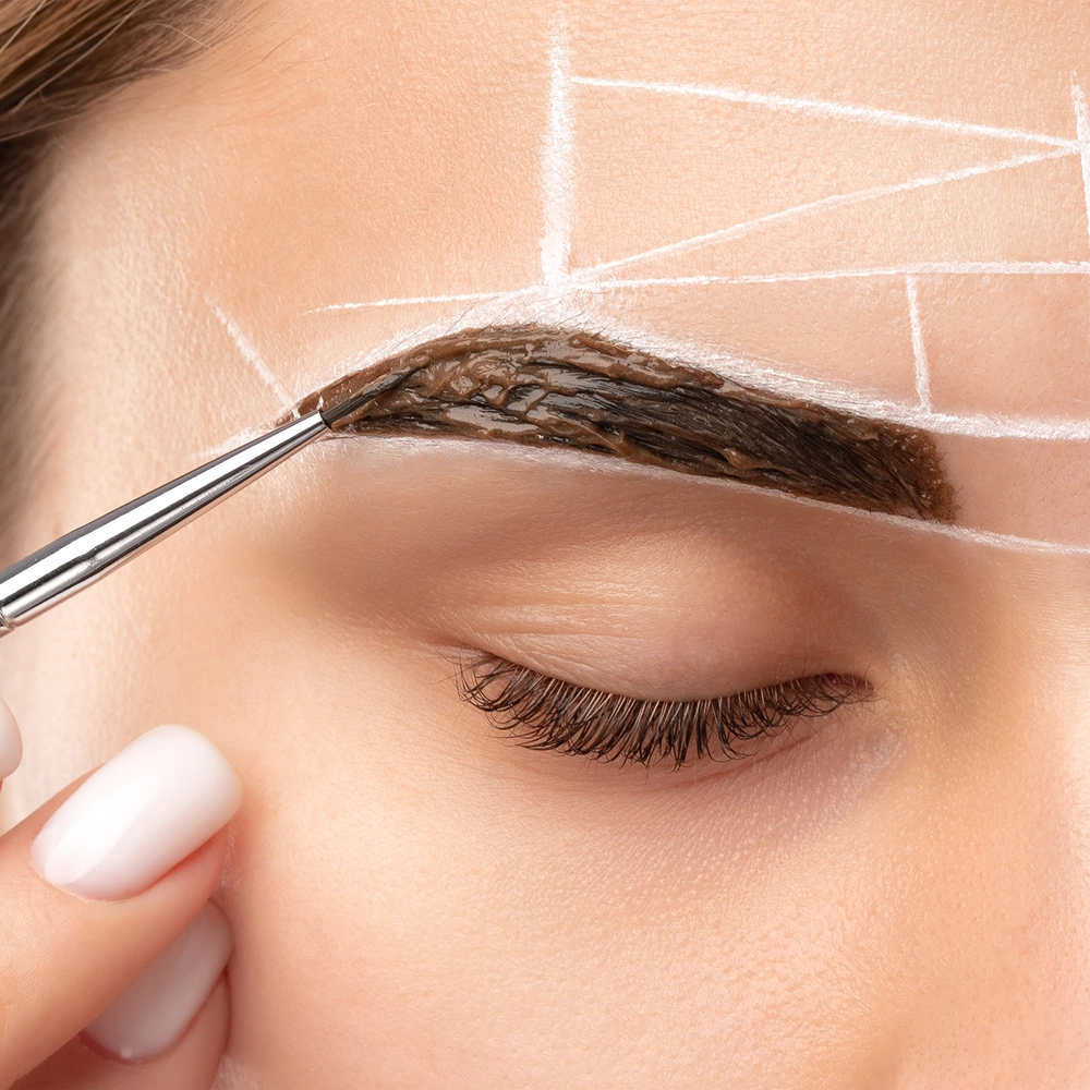 Fotografía de un diseño de cejas con henna